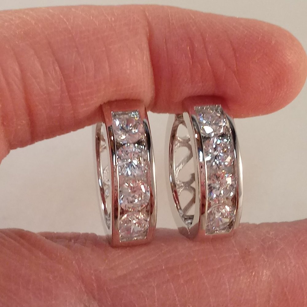 18K White Gold Filled Gorgeous Round Diamond Zircon Hoop Huggie Earrings 18mm - Picture 7 of 7